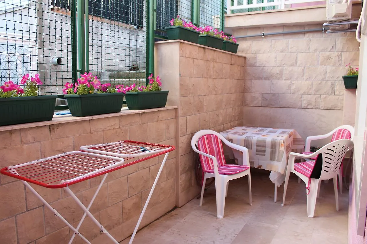 Lilac Apartments Trogir 3*,