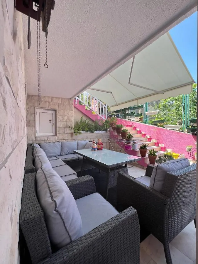 Lilac Apartments Trogir 3*,