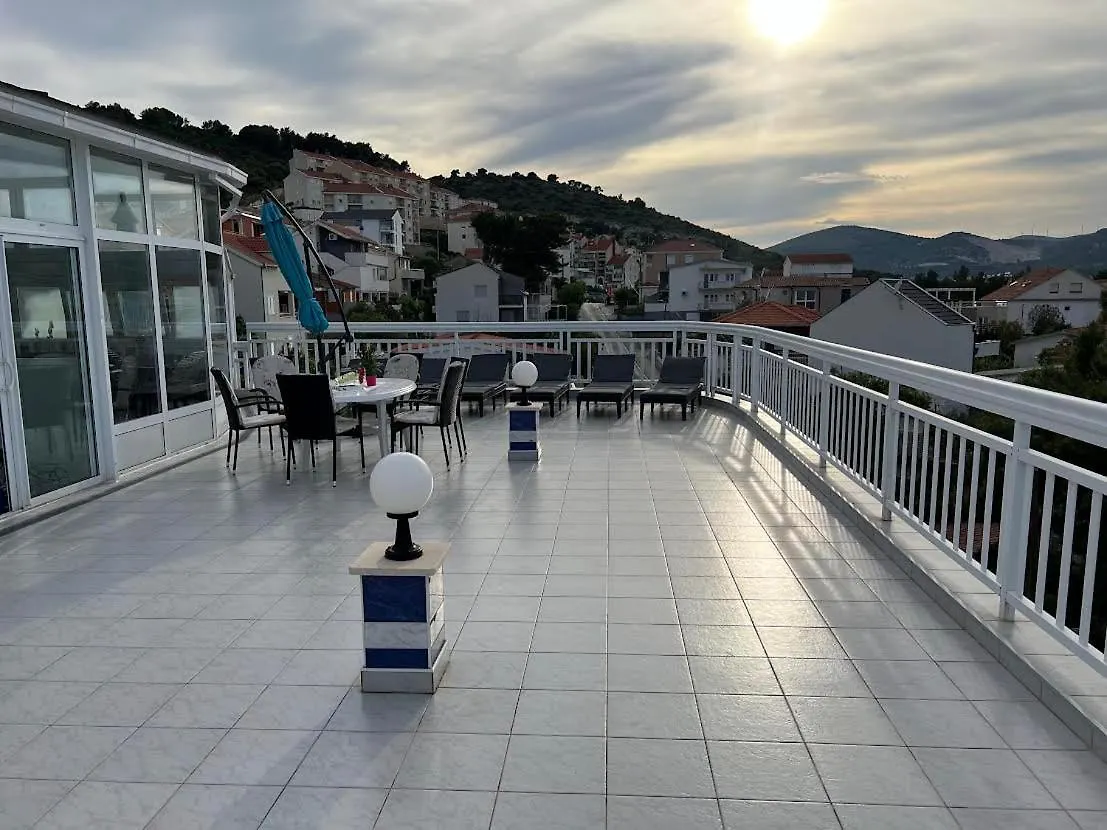 Lilac Apartments Trogir 3*,